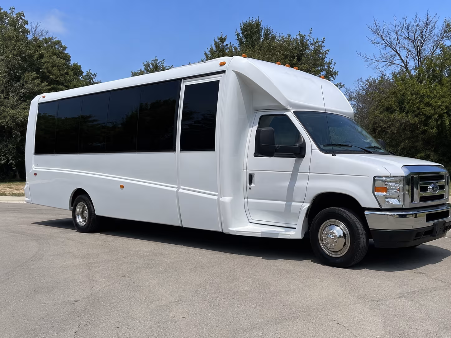 18 Passenger Party Bus Exterior